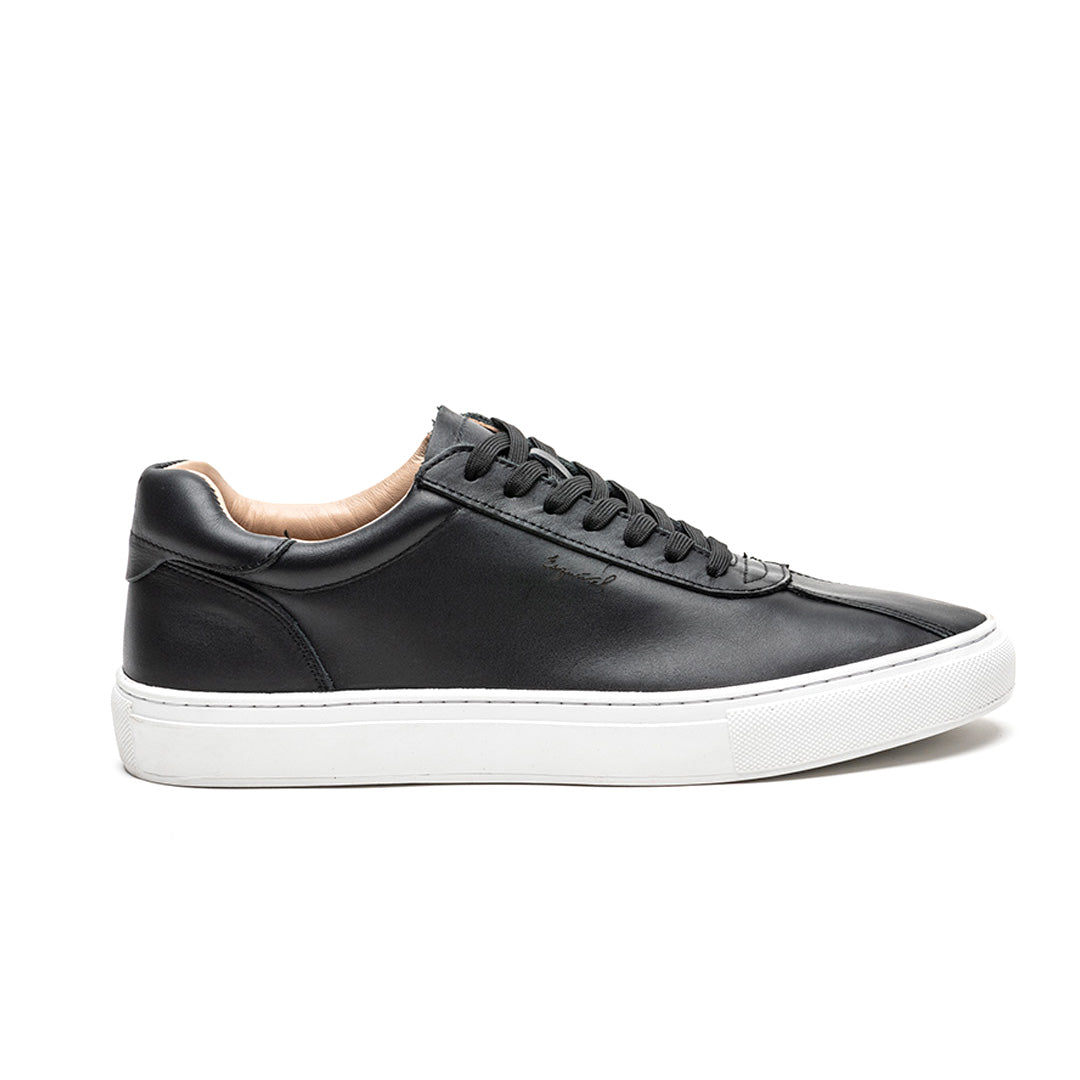 Black/White - Smooth black napa leather / 8 Swatch